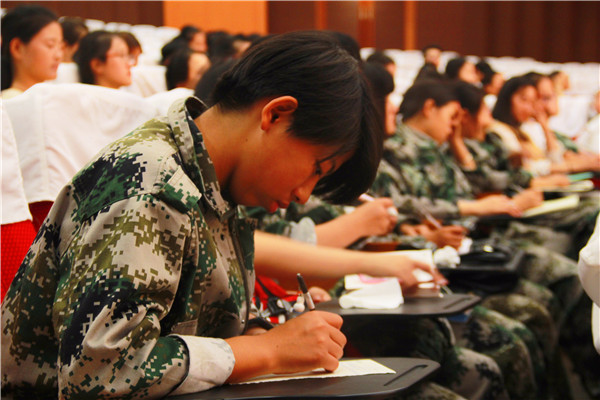 永利官网党委副书记刘晓兵为新生做入学教育报告会