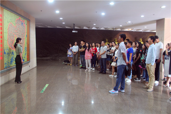 2016062808401224.jpg 永利官网学生党员赴鄂豫皖革命纪念馆开展“两学一做”党日活动