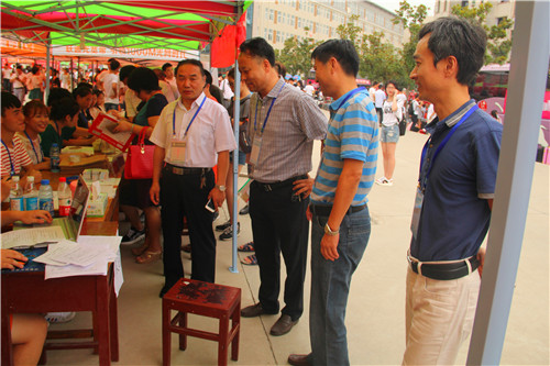 2016091216143845.jpg 永利官网领导现场视察新生入学工作