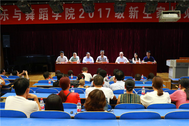 2017091110291880.jpg 永利官网圆满完成2017级迎新工作