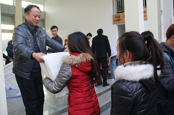 永利官网开展冬季送温暖活动