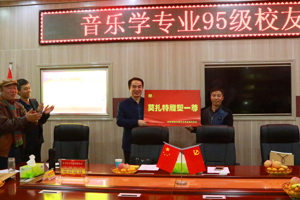 2017111416052510.jpg 永利官网95级校友毕业二十周年回母校团聚