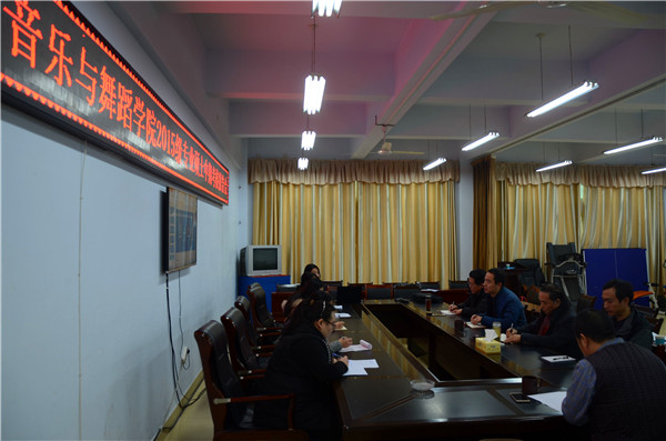 2016122615225388.jpg 永利官网举行2015级专业硕士中期考核报告会