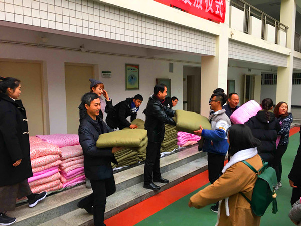 永利官网为学生发放爱心棉被
