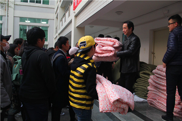 2016121209534729.jpg 永利官网隆重举行暖冬棉被发放仪式
