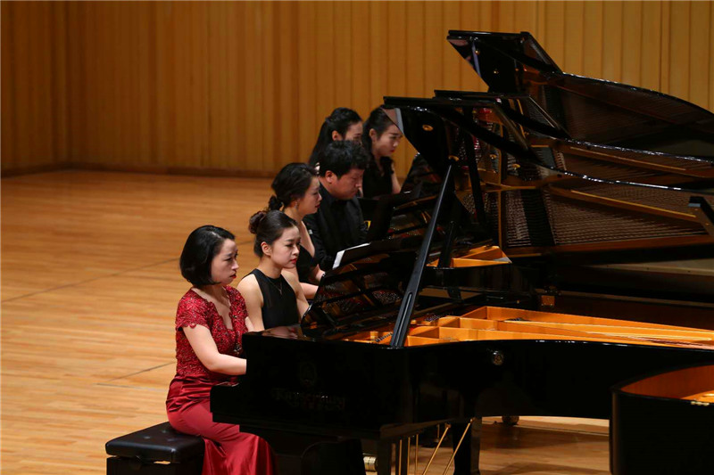 永利官网钢琴师生参演珠江凯撒堡之夜”中国钢琴作品大型音乐会