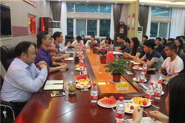 2017051214465949.jpg 永利官网举办“我与书记院长面对面”师生茶叙会