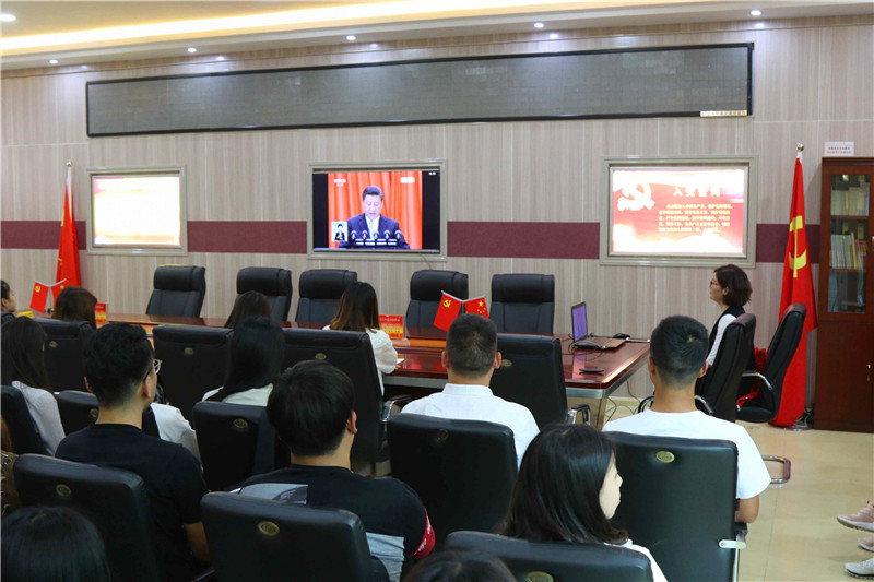 2018050709012514.jpg 永利官网师生观看纪念马克思诞辰200周年大会