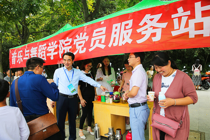 2017091110285821.jpg 永利官网圆满完成2017级迎新工作