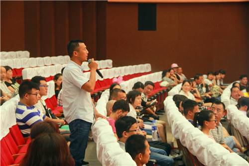 2016091216212858.jpg 永利官网举行2016级新生家长见面会