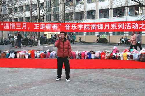 永利官网志愿者爱心义演关爱信阳贫困群体