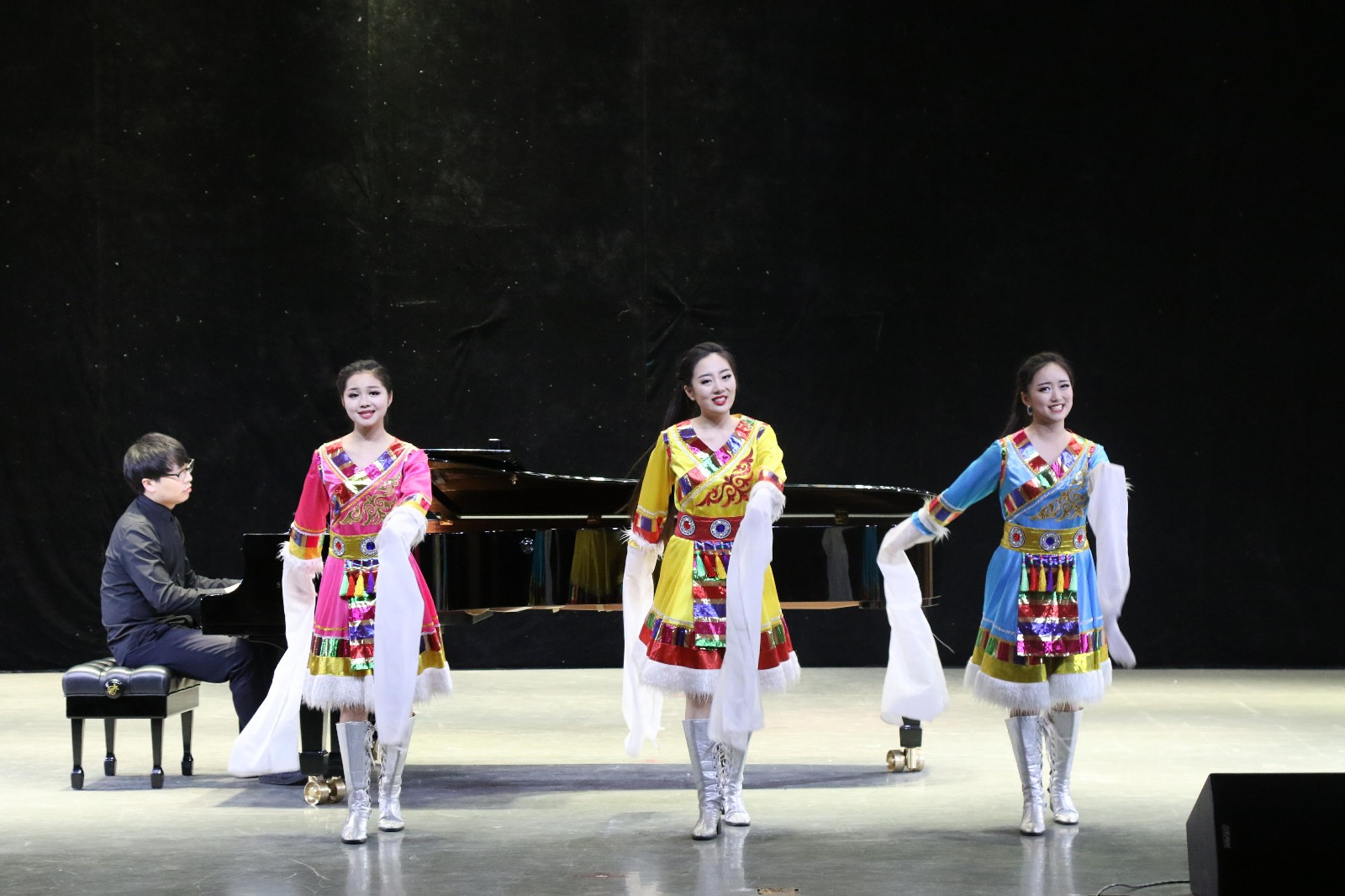 2018061308414575.jpg 华中师范大学学生汇报音乐会在永利官网成功举办
