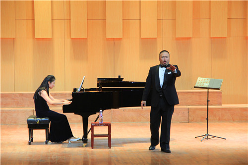 2016102508415327.jpg 美国德州三一大学李佳蔚教授来永利官网举办音乐会