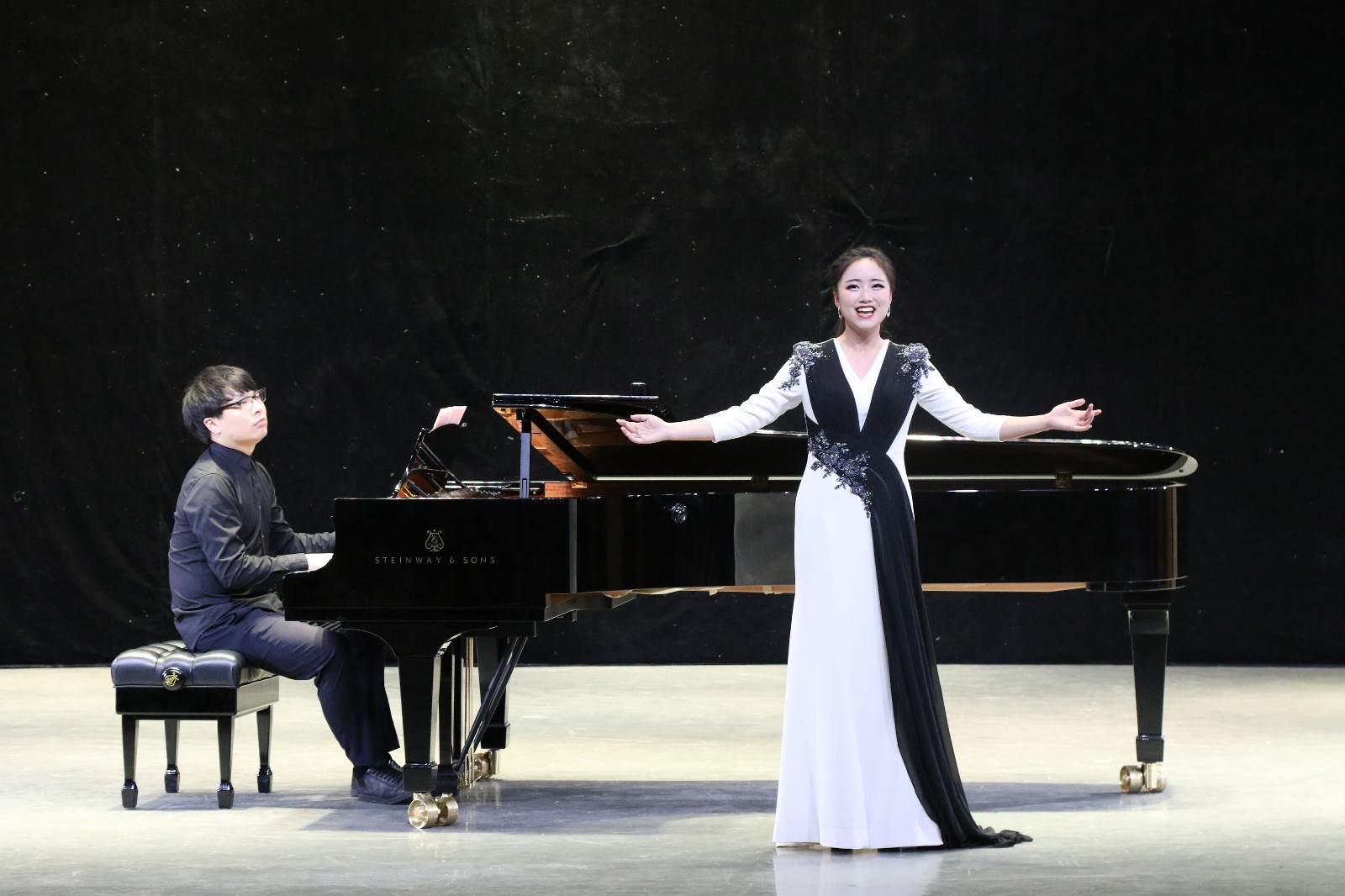 2018061308414615.jpg 华中师范大学学生汇报音乐会在永利官网成功举办