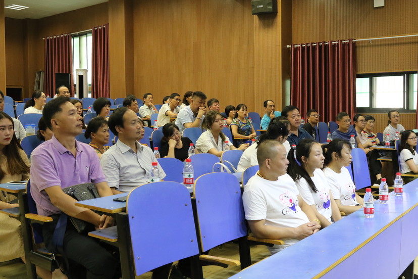 永利官网召开2018级新生家长见面会