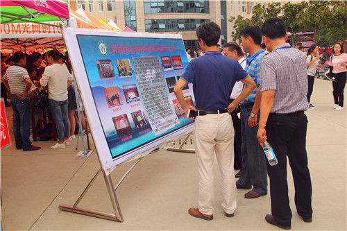 2016091216143644.jpg 永利官网领导现场视察新生入学工作